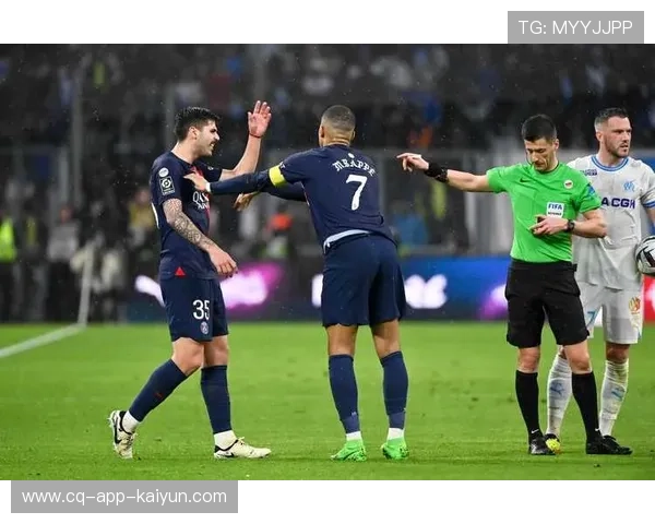 七分钟三球!巴黎里昂对攻上演闪电战,维蒂尼亚半场两助 七分钟三球!巴黎里昂对攻上演闪电战,维蒂尼亚半场两助